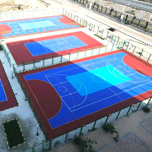 Havadan görünen kırmızı ve mavi akrilik kaplamalı çok sahalı açık spor kompleksi