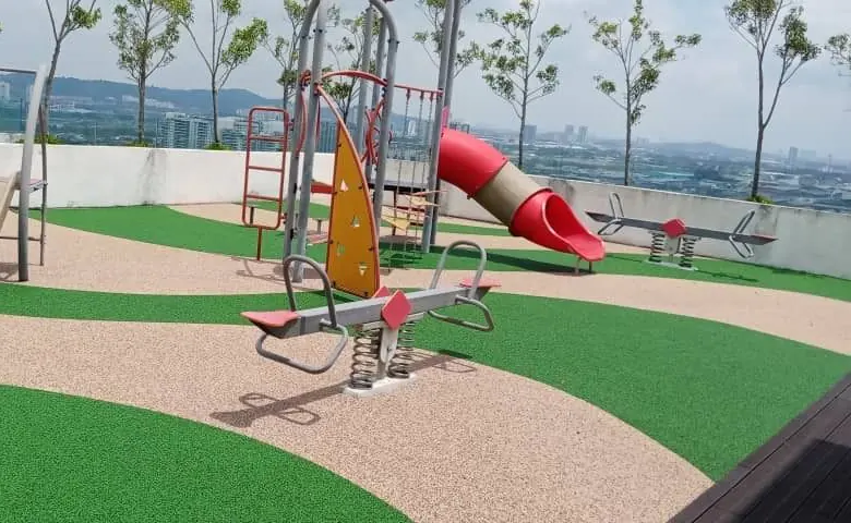 Çatı terasında yeşil ve bej EPDM kaplı açık alan, oyun ekipmanları ve manzara