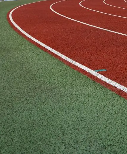 Stadyum koşu pistinde EPDM yüzeyin kulvar çizgisi ve kenar birleşimi