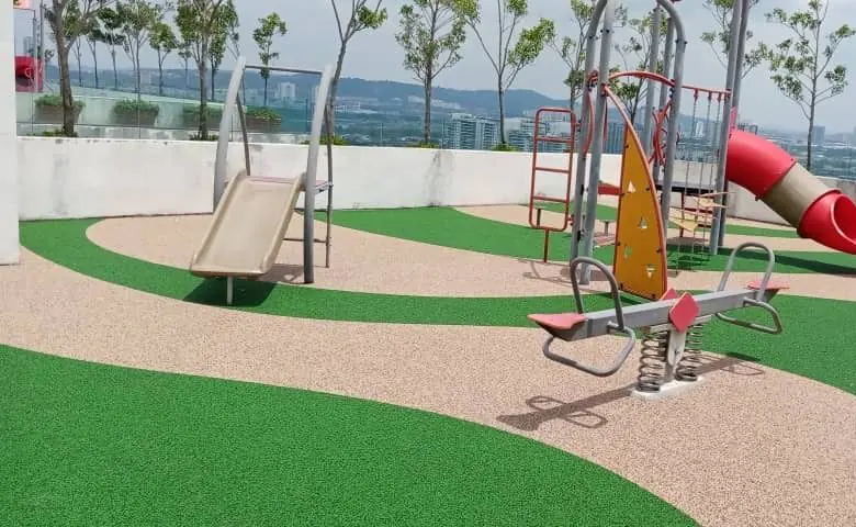 Çatı terasında yeşil ve bej EPDM kaplı açık alan, oyun ekipmanları ve çevre manzarası