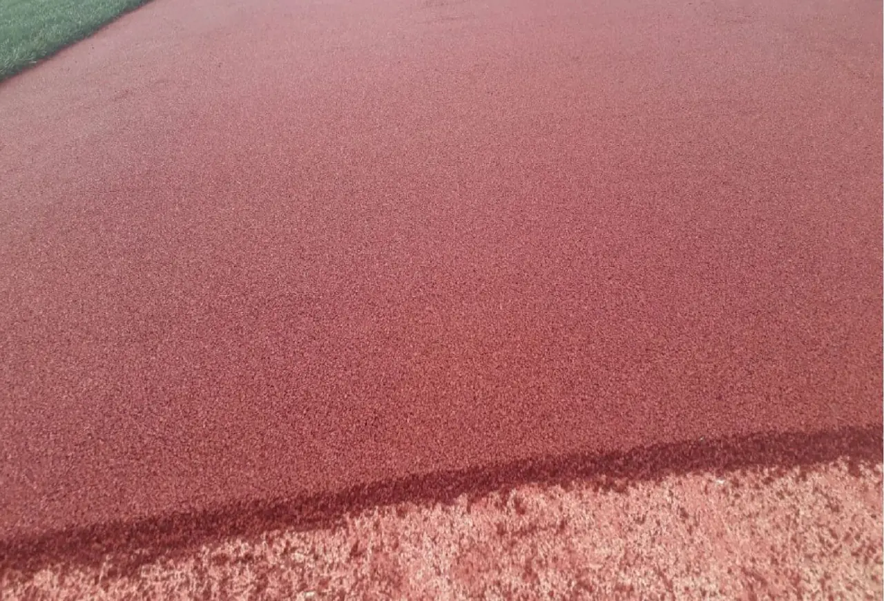 Yıllardır kullanımda olan kırmızı EPDM koşu pisti ve yeşil saha kenarı