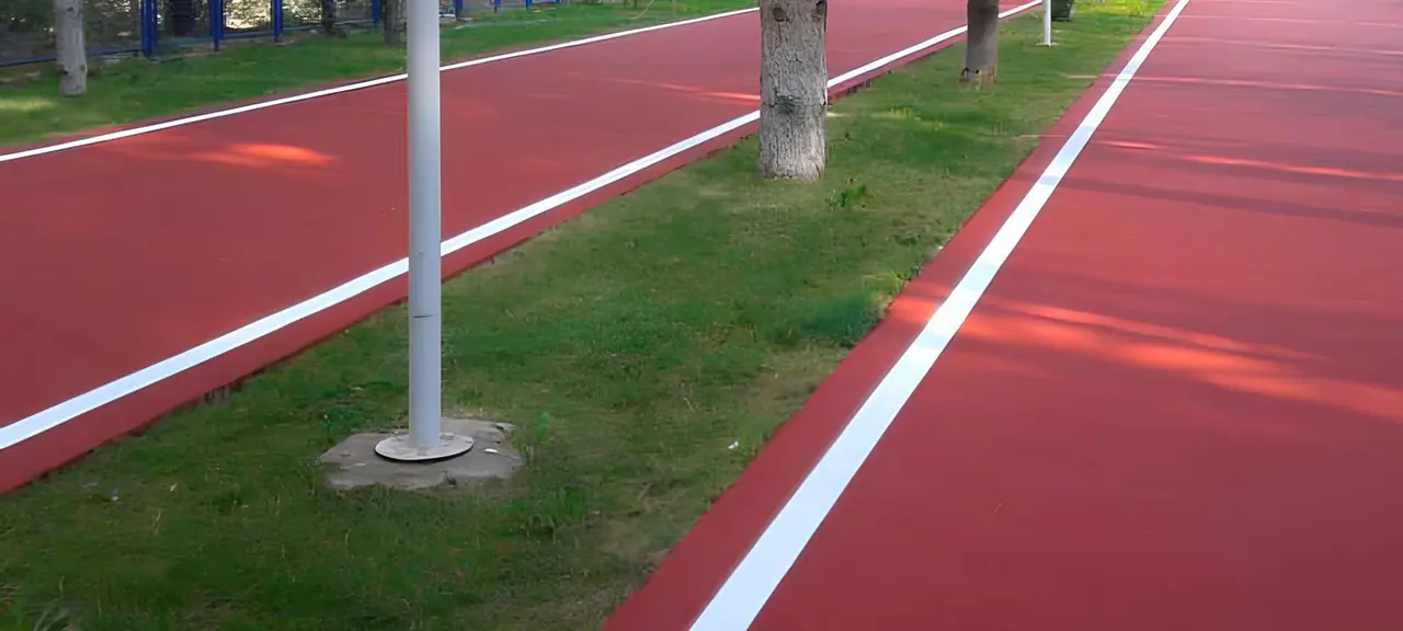 Park içindeki EPDM yürüyüş parkurunun yüzey dokusu ve kenar bitişi