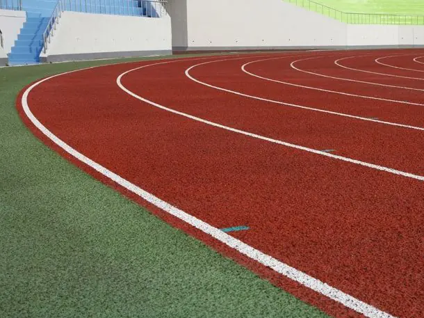 Stadyum koşu pistinde kırmızı EPDM yüzey ve beyaz kulvar çizgileri