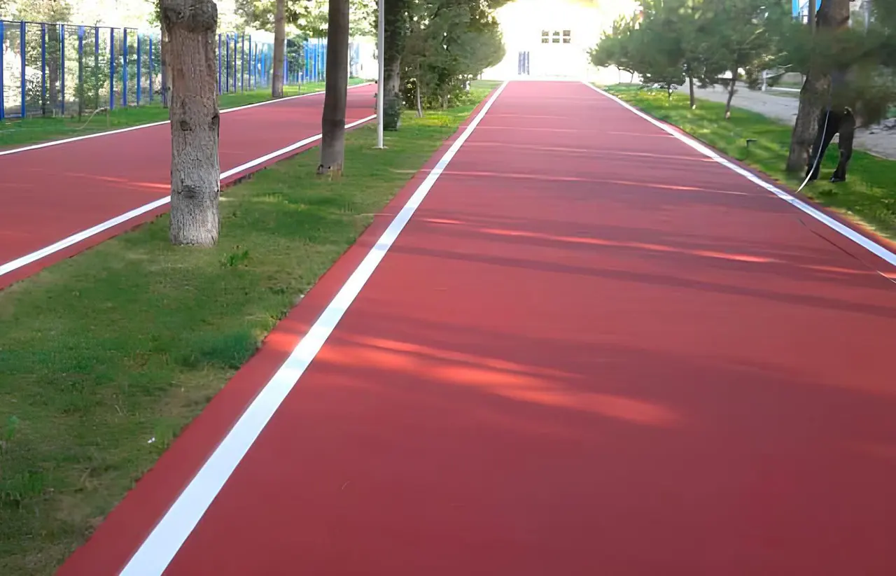 Park içinde hazırlanmış taban üzerine uygulanmış kırmızı EPDM yürüyüş parkuru