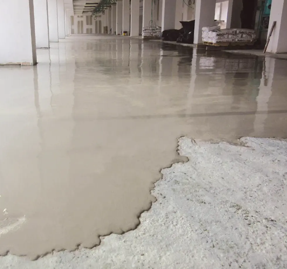 Şantiyede taze dökülen şap ve akış kenarı; teklifte en sık atlanan kalem bu hazırlık işidir