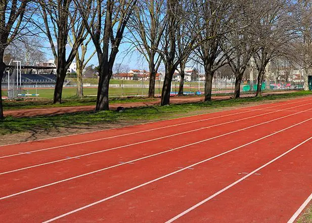 Park içinde iki şeritli kırmızı EPDM koşu parkuru ve beyaz ayırma çizgisi