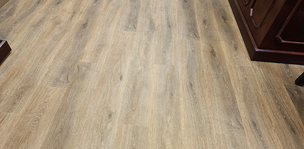 LVT plank yüzeyinin ve ahşap damar dokusunun yakın kadrajı