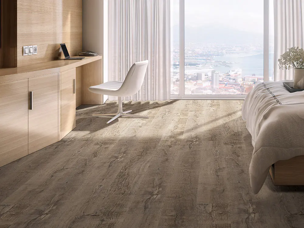 Otel odası zemininde rustik gri LVT plank döşeme