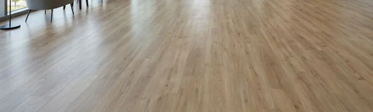 Lobi zemininde meşe görünümlü LVT plank kaplamanın yüzey dokusu