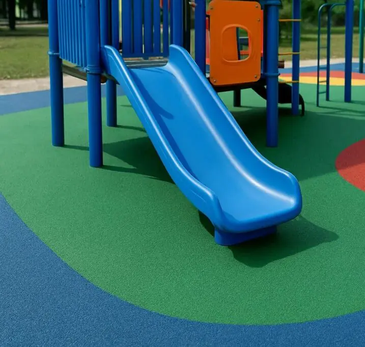 Renkli EPDM kaplı çocuk oyun alanında mavi kaydırak ve oyun grubu