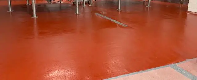 Tank alanındaki kırmızı poliüretan beton zeminin yüzey dokusu ve geçiş şeridi