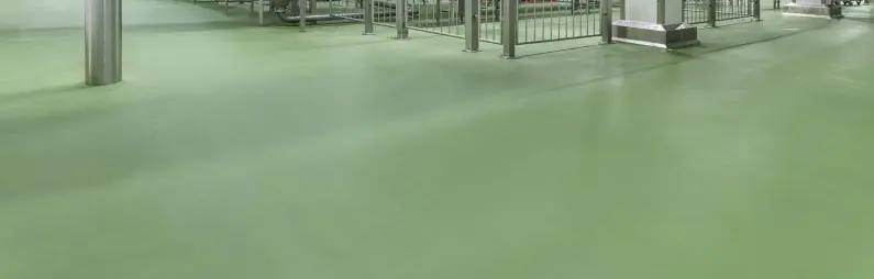 Gıda üretim alanında kesintisiz uzanan açık yeşil poliüretan beton yüzey