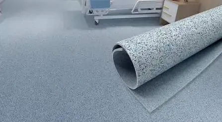 Serilmeyi bekleyen PVC rulosunun yakın görünümü