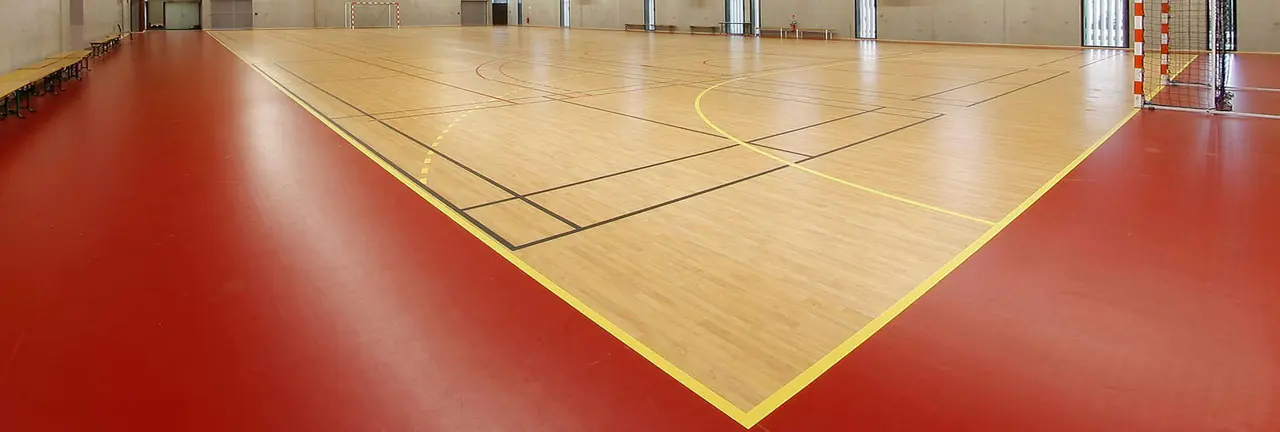 Spor salonunun geniş PVC zemin yüzeyi ve saha çizgileri