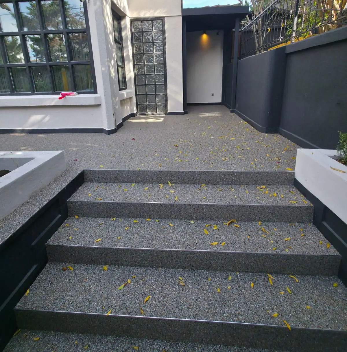 Villa girişindeki merdiven basamaklarına uygulanmış gri taş halı kaplama