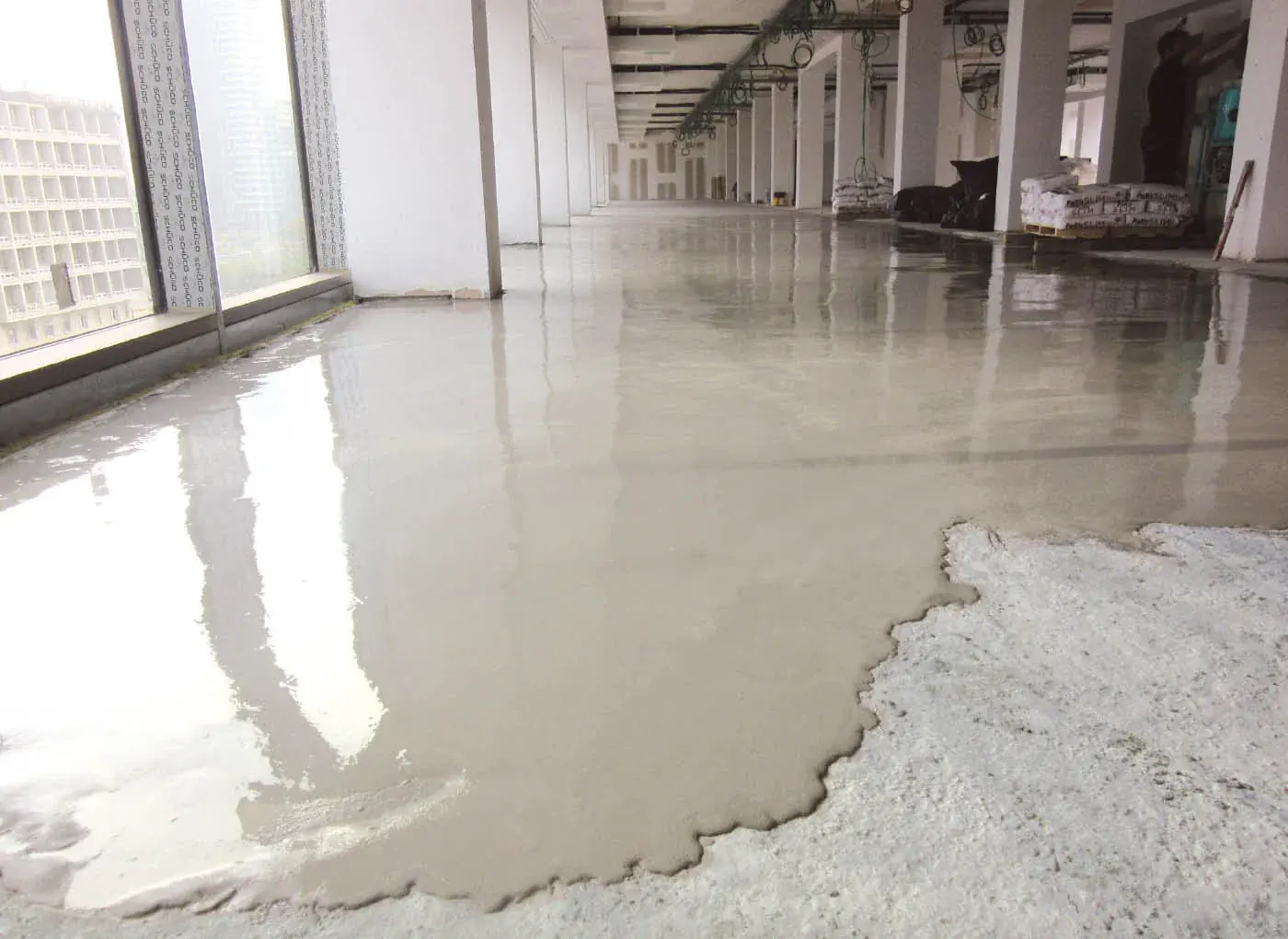 Kaba yapıda dökülen kendinden yayılan tesviye şapının zemine yayılması